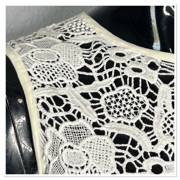 CAbi - Border Open Needle Lace Top Sz L - Picture 3 of 8